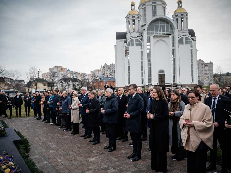 Il ministro degli Esteri ucraino e i diplomatici europei rendono omaggio alle vittime degli attacchi russi a Bucha (Getty Images)