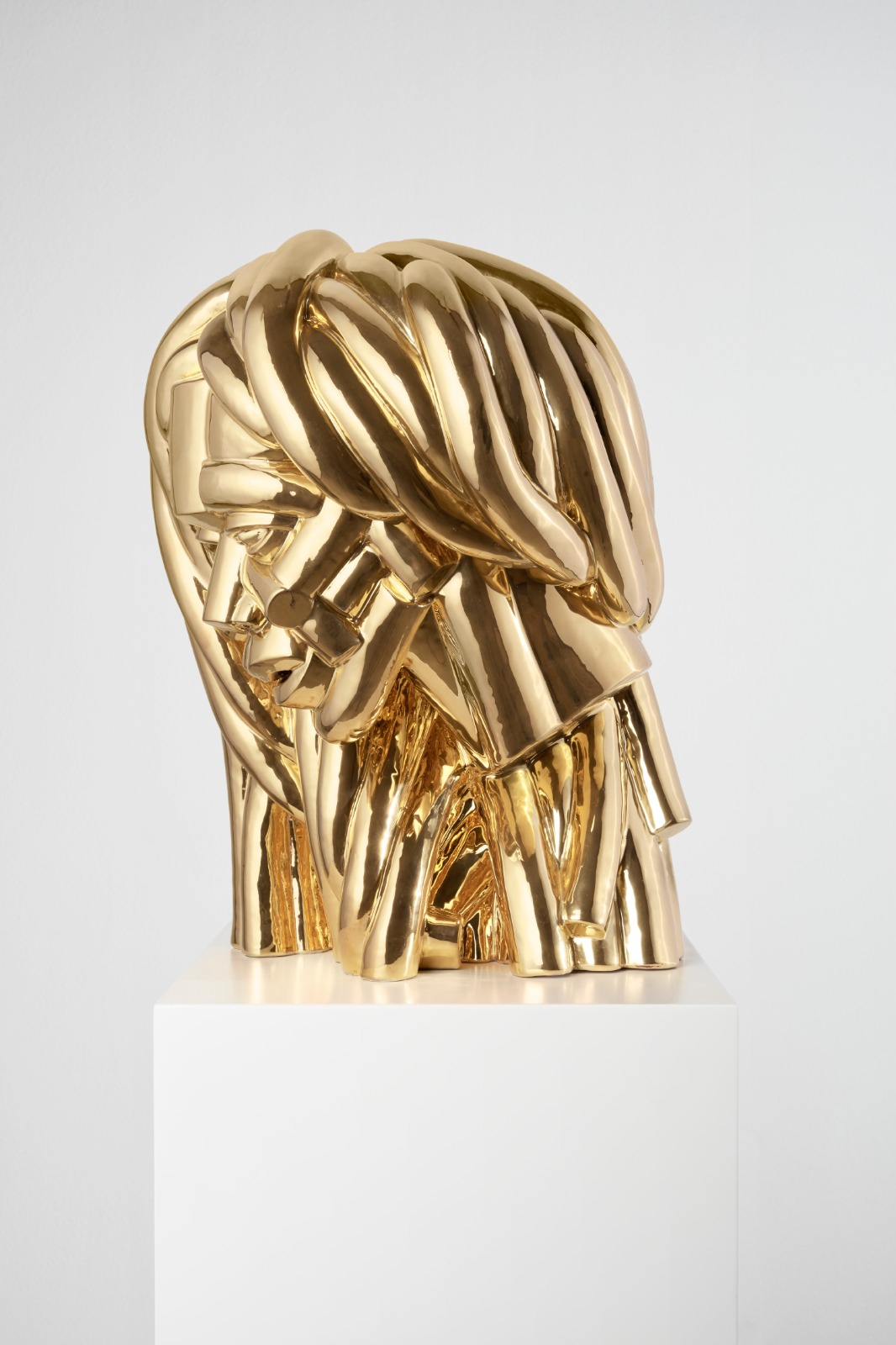 V. Fotso Nyie, Malinconia, 2020, ceramica smaltata e oro, cm 37x25x30 Courtesy: l’artista e P420, Bologna; Photo Credit: Carlo Favero