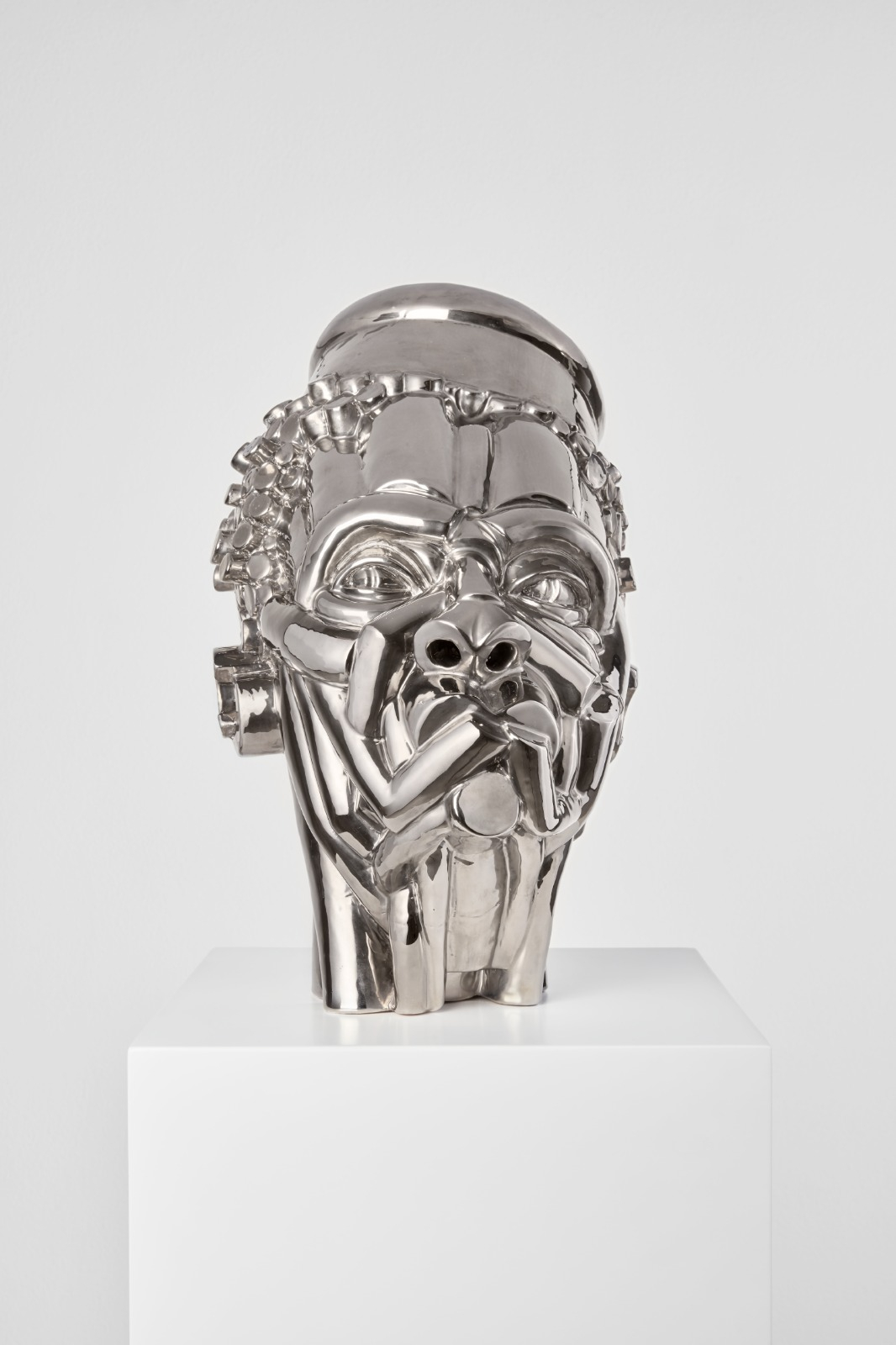 V. Fotso Nyie, Autoritario, 2020, ceramica smaltata e platino, cm 38x25x30 Courtesy: l’artista e P420, Bologna; Photo Credit: Carlo Favero