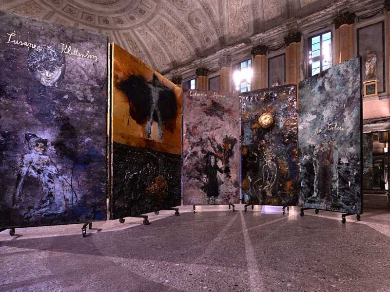 Anselm Kiefer, “Le Alchimiste”, Milano, Palazzo Reale, Sala delle Cariatidi (foto di Roberto Serra - Iguana Press/Getty Images)
