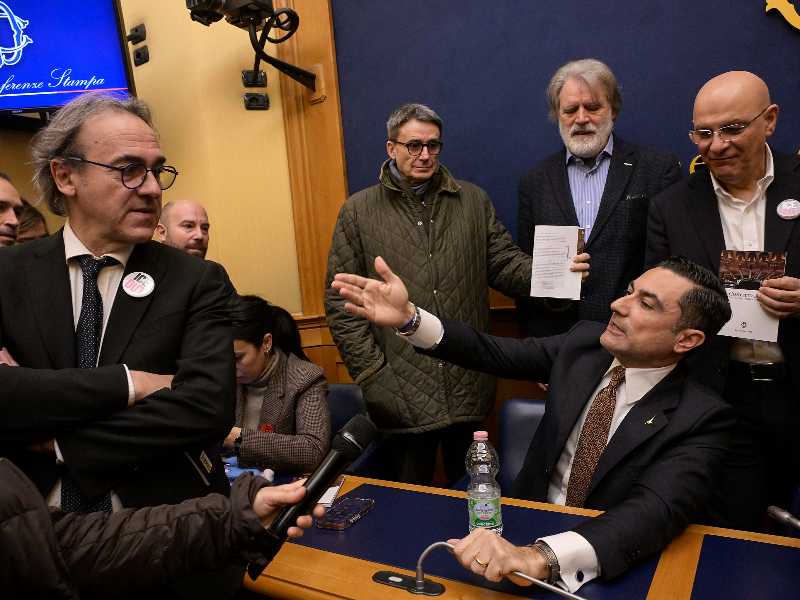 Domenico Furgiuele interrotto alla Camera da Angelo Bonelli e altri parlamentari dell'opposizione nel corso della conferenza stampa sulla remigrazione - foto Ansa