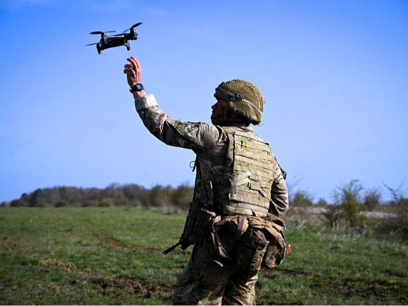 Un soldato britannico lancia un drone durante un'esercitazione (foto di Finnbarr Webster/Getty Images)