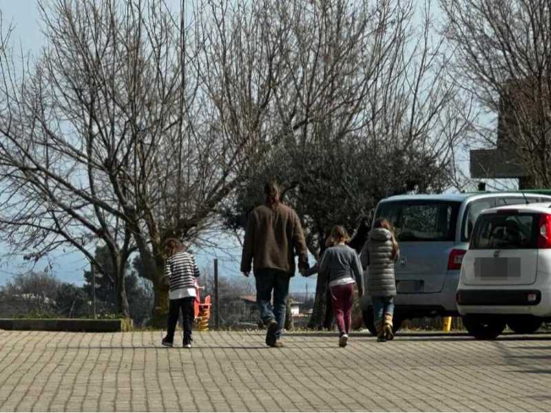 Nathan Trevallion con i sui tre figli (foto Ansa)