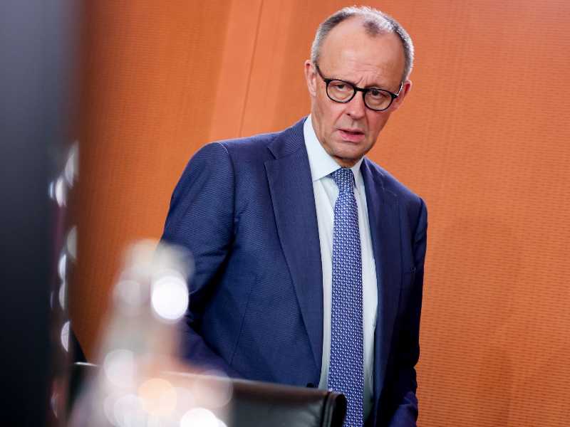 epa12863909 German Chancellor Friedrich Merz arrives for the weekly cabinet meeting of the German government in Berlin, Germany, 01 April 2026.  EPA/FILIP SINGER