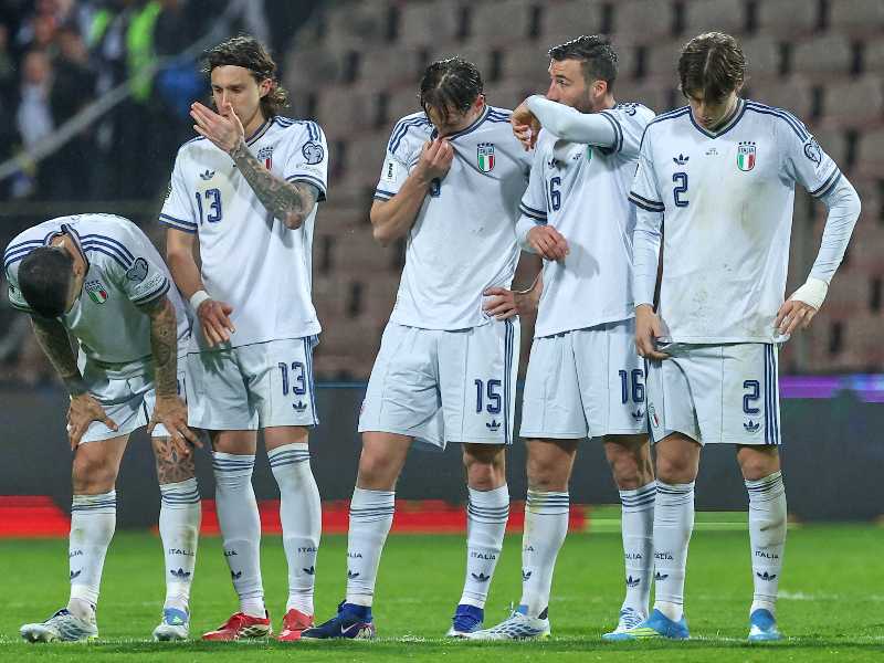 Italy players react during a penalty shootout during the World Cup qualifying playoff final soccer match between Bosnia and Italy in Zenica, Bosnia, Tuesday, March 31, 2026. (AP Photo/Armin Durgut)