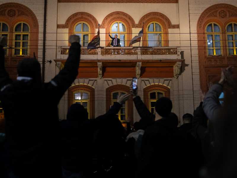 Il rettore dell'università di Belgrado, Vladan Dokić, saluta gli studenti al termine del suo discorso