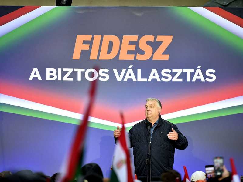 Il primo ministro ungherese Viktor Orbán durante un tour elettorale (foto Getty Images)