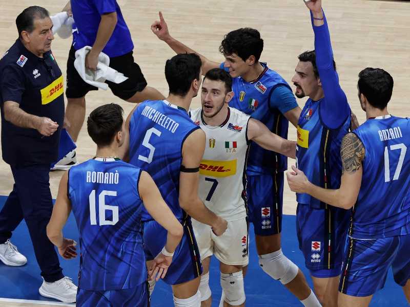 epa12412399 Players of Italy react during the final match of the FIVB Volleyball Men's World Championship between Bulgaria and Italy at the Mall of Asia Arena in Pasay City, Metro Manila, Philippines, 28 September 2025.  EPA/ROLEX DELA PENA