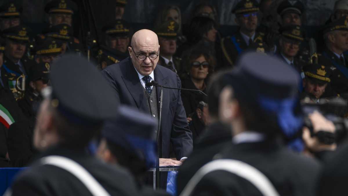 Immagine di Proteggerci per spezzare l'assedio. Parla il ministro Crosetto