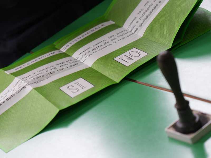 Ballot papers on the first day of voting in the Italian constitutional referendum on judicial system reform, at a polling station in Naples, Italy, 22 March 2026.  ANSA/CESARE ABBATE (voto seggio elettorale giustizia scheda)