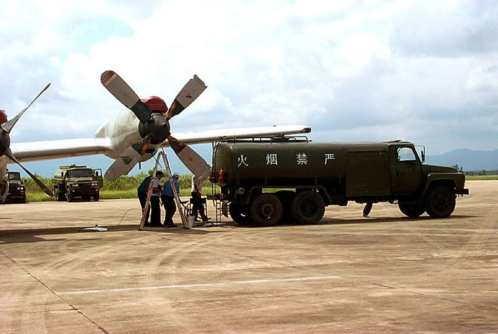Tecnici della Lockheed Martin rimuovono carburante e fluidi dall’EP-3E Aries II a Lingshui, sull’isola di Hainan