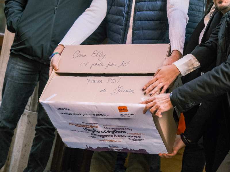 Militanti del Pd di Firenze portano a Elly Schlein una raccolta firme per richiedere le primarie, nel 2023 (LaPresse)