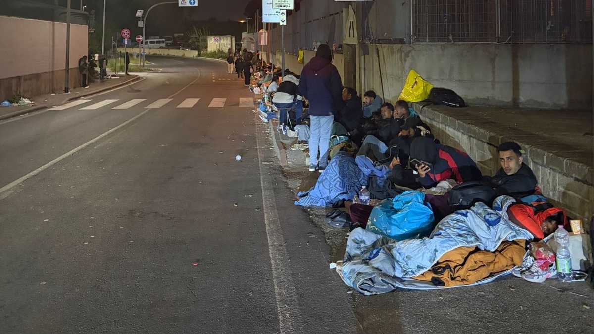 Immagine di Scene da terzo mondo davanti alla Questura