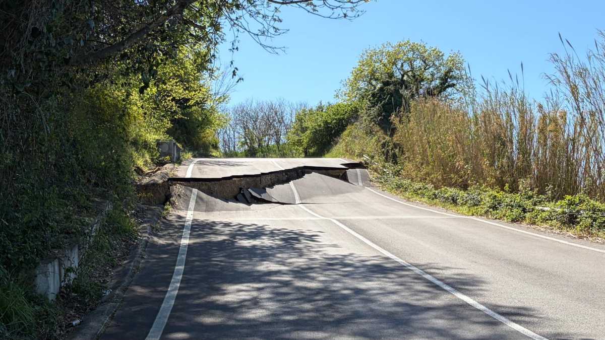 I danni sulle strade a Petacciato dovuti alla frana (Vignale/LaPresse)