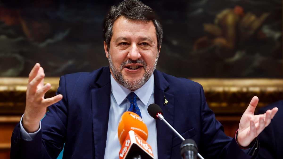 Immagine di Salvini annacquato. Frena su remigrazione e gas russo.  Romeo: “L’evento di Milano? Io in piazza per il nord”