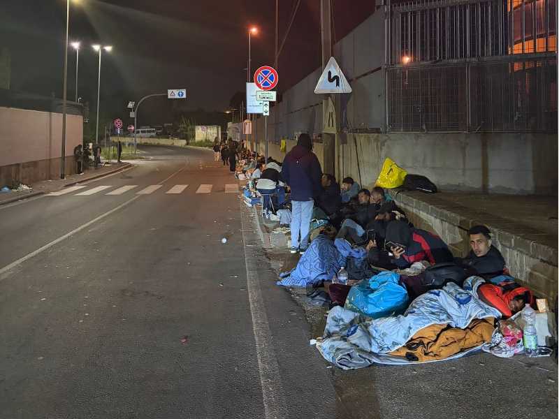 La coda per la domanda di asilo. Tra i richiedenti in attesa gira una voce: c’è un racket per tenere i posti