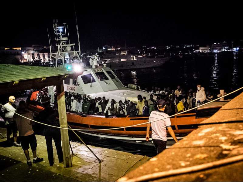 Migranti sbarcano al porto di Lampedusa (foto Getty Images)