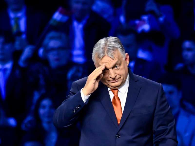 Il primo ministro ungherese Viktor Orbán al termine del suo discorso durante il comizio pre-elettorale a Budapest con JD Vance (AP Photo/Denes Erdos)