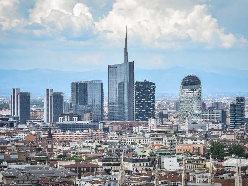 Lo skyline di Porta Nuova visto dal terrazzo all’ultimo piano della Torre Velasca appena restaurata, Milano 12 Maggio 2025ANSA/MATTEO CORNER