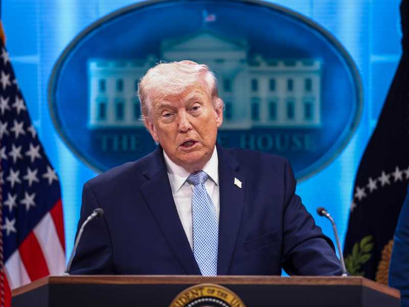 epa12872230 US President Donald Trump briefs the media on Iran from the White House in Washington, DC, USA, 06 April 2026.  EPA/JIM LO SCALZO