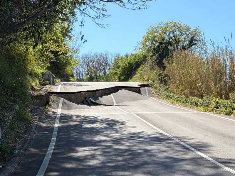 I danni sulle strade a Petacciato dovuti alla frana (Vignale/LaPresse)