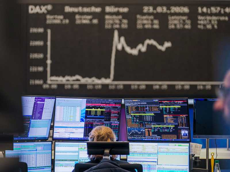Un trader al lavoro nella sua postazione alla Borsa di Francoforte (foto Getty Images)