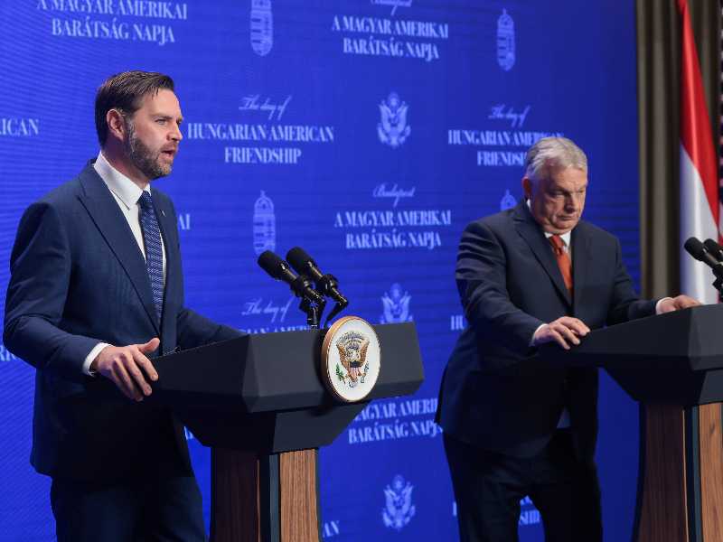 Viktor Orbán e il vicepresidente J.D. Vance. FotoLaPresse