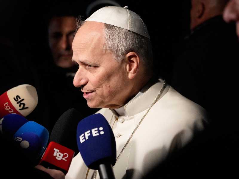 Il Papa parla con i giornalisti all'esterno di Castel Gandolfo (foto Ap, via LaPresse)