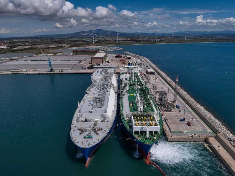 La nave metaniera Elisa Aquila, a disposizione della flotta Edison per il trasporto di Gnl mentre scarica al terminale di Piombino circa 165.000 metri cubi liquidi di Gnl per essere rigassificati e immessi nella rete nazionale.