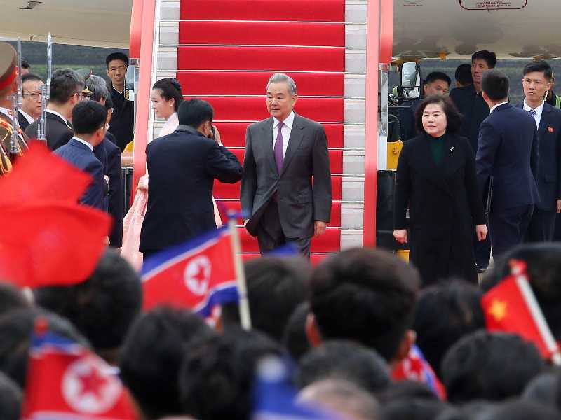 Il ministro degli Esteri cinese Wang Yi, al centro, arriva all'aeroporto internazionale di Pyongyang, in Corea del Nord, giovedì 9 aprile 2026