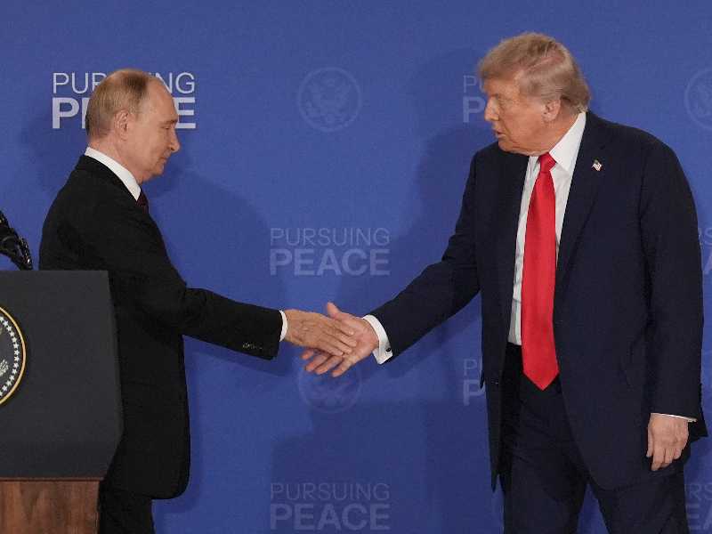 I presidenti Donald Trump Vladimir Putin. Foto LaPresse