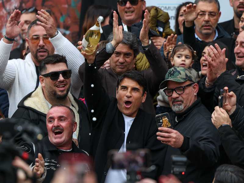 Sal Da Vinci festeggia nel suo quartiere, Mergellina, dopo la sua vittoria al Festival di Sanremo (Alessandro Garofalo/LaPresse)