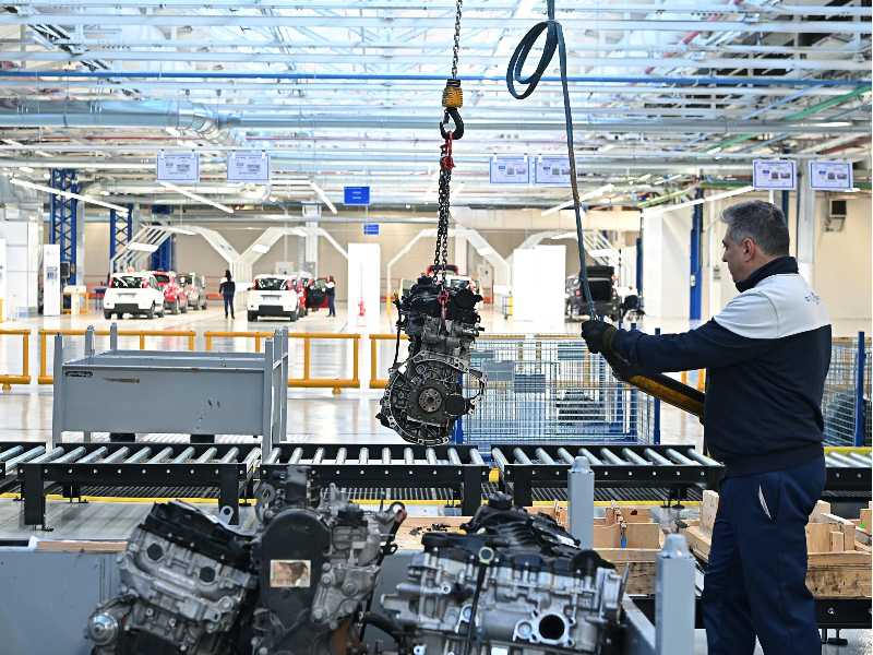 La catena di montaggio Stellantis nello stabilimento di Mirafiori (foto ANSA)