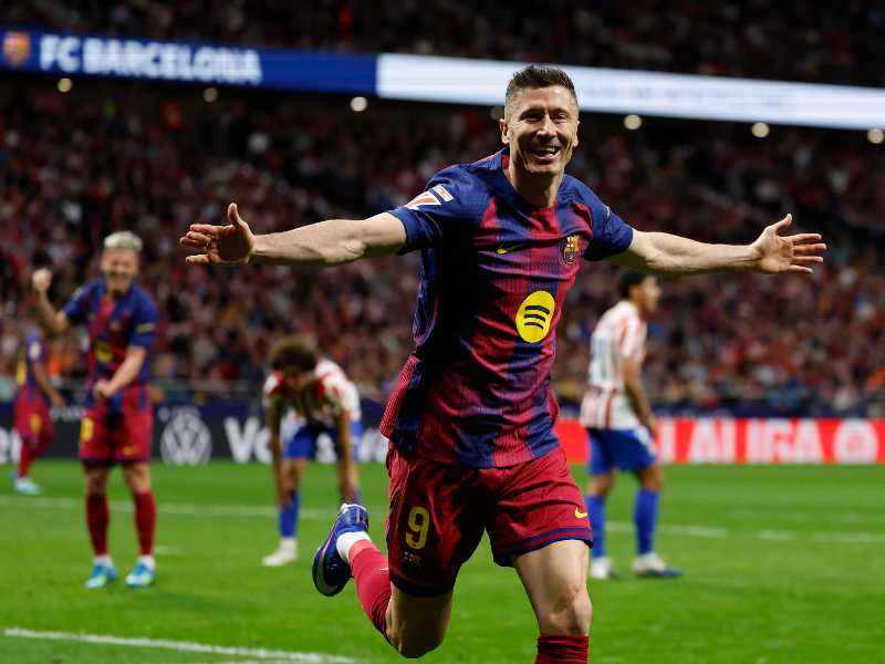 epa12869760 FC Barcelona's striker Robert Lewandowski celebrates after scoring the team's second goal during the Spanish LaLiga soccer match between Atletico Madrid and FC Barcelona, in Madrid, Spain, 04 April 2026.  EPA/Mariscal