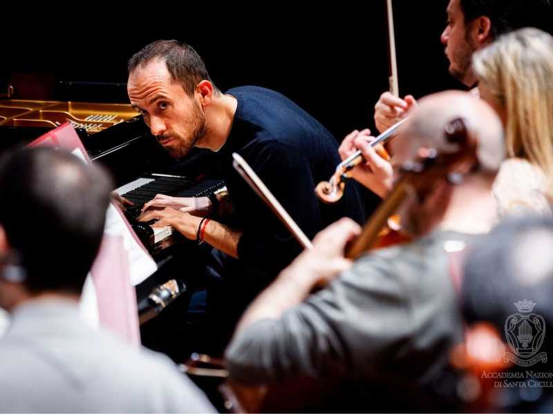 Igor Levit, durante le prove del concerto. Foto Musa/Accademia Nazionale di Santa Cecilia