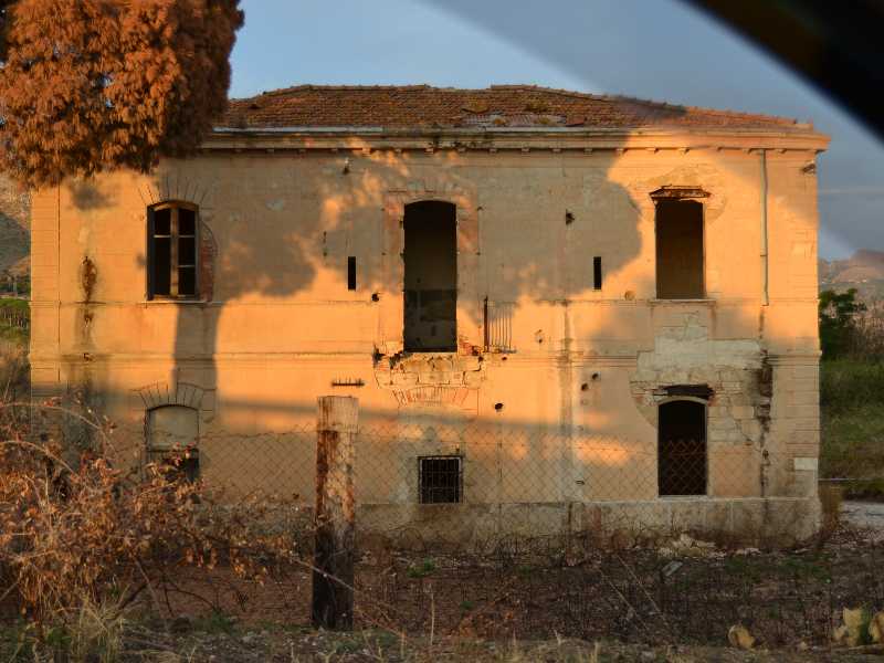 Lo Zucco era il plastico esempio del latifondo con uliveti, sorgenti, boschi, case, mulini e ponti che il duca ampliò con frantoio, cantina e scuderia. Un modello di operosità di cui gli Orléans andavano fieri (foto della vecchia stazione dello Zucco, 201