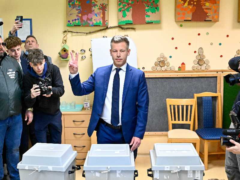 Peter Magyar, leader del partito di opposizione Tisza, nel seggio a Budapest (AP Photo/Denes Erdos)