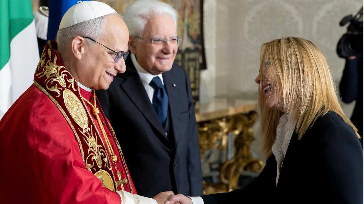 Immagine di Il sostegno di Meloni a Papa Leone XIV senza citare Trump. Poi precisa: "Parole inaccettabili"
