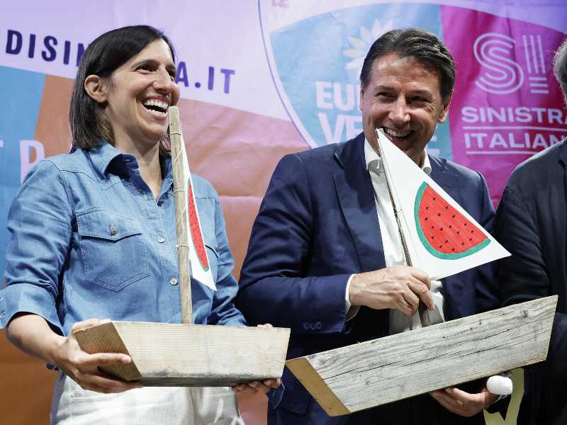 (S-D) Elly Schlein e Giuseppe Conte durante la festa nazionale di Alleanza Verdi Sinistra dal titolo ‘Terra', Roma 3 settembre 2025.  ANSA/FABIO FRUSTACI