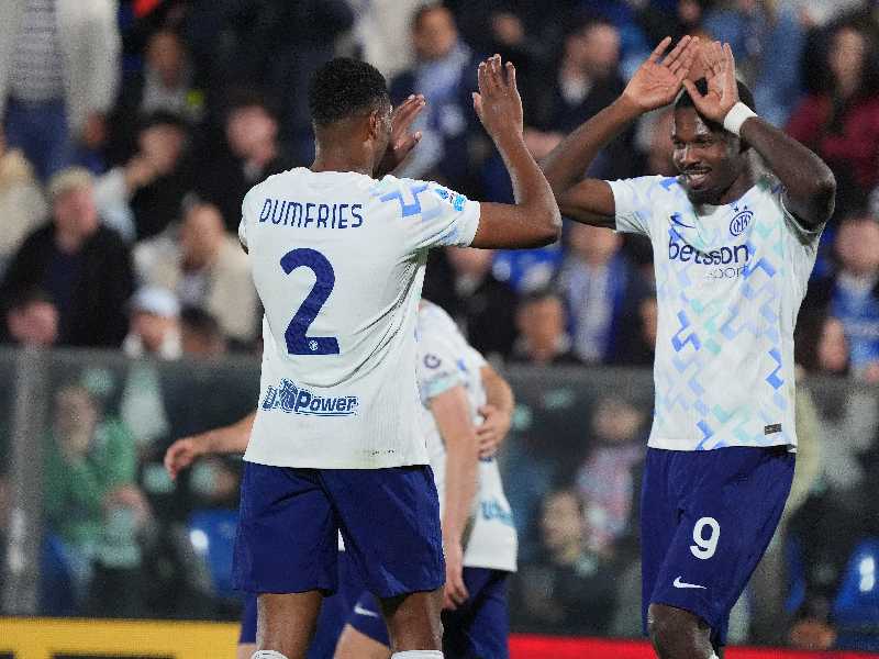 Inter’s Denzel Dumfries and Inter’s Marcus Thuram goal celebrate during the Serie A soccer match between Como and Inter at the Giuseppe Sinigaglia stadium in Como, north Italy - April 12, 2026 - Sport Soccer. (Photo by Alessio Morgese/LaPresse)