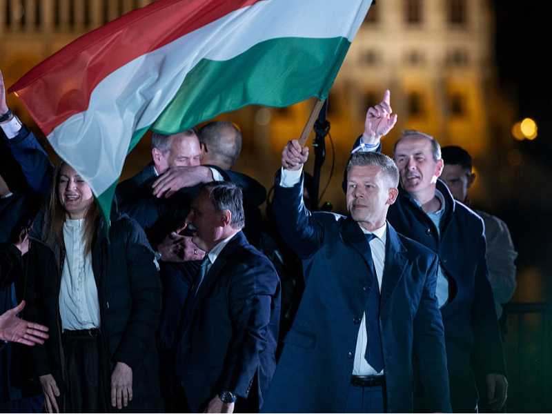 Peter Magyar festeggia la vittoria alle elezioni parlamentari ungheresi (foto di Janos Kummer/Getty Images)