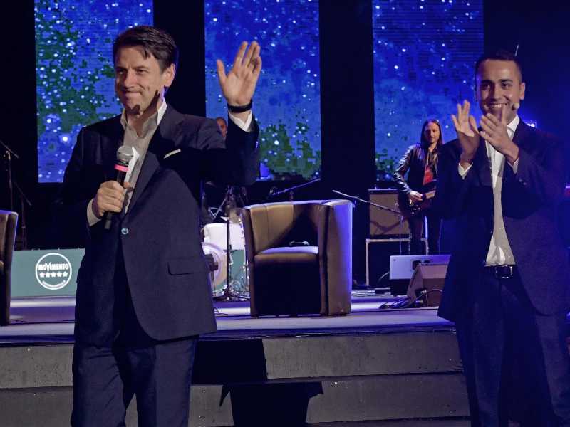 Il presidente del Consiglio Giuseppe Conte (S), con il leader del M5s Luigi Di Maio, sul palco dell'Arena Flegrea di Napoli per celebrare i 10 anni dalla fondazione del Movimento 5 stelle, 12 ottobre 2019.ANSA/CIRO FUSCO