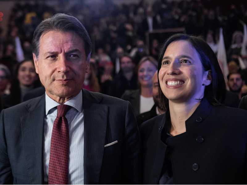 Giuseppe Conte ed Elly Schlein durante un evento elettorale in Campania nel 2025 (foto Ivan Romano/Getty Images)
