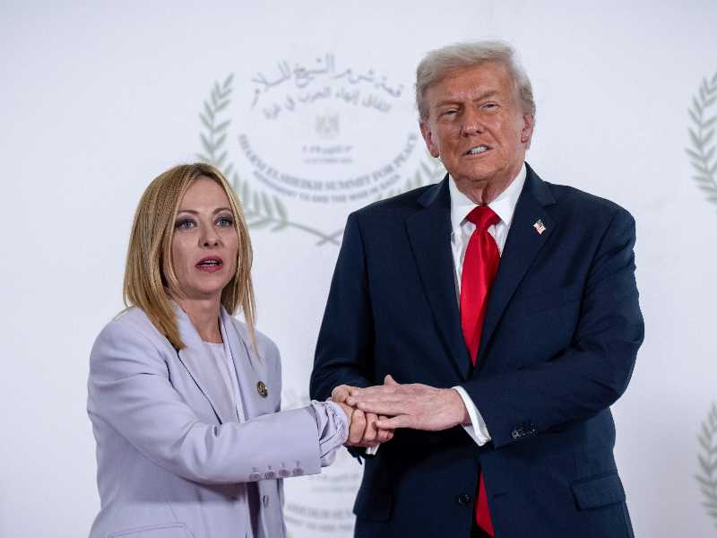 Il presidente degli Stati Uniti Donald Trump (a destra) saluta il primo ministro italiano Giorgia Meloni durante un vertice di leader europei e mediorientali il 13 ottobre 2025 a Sharm el Sheik, in Egitto (GettyImages)