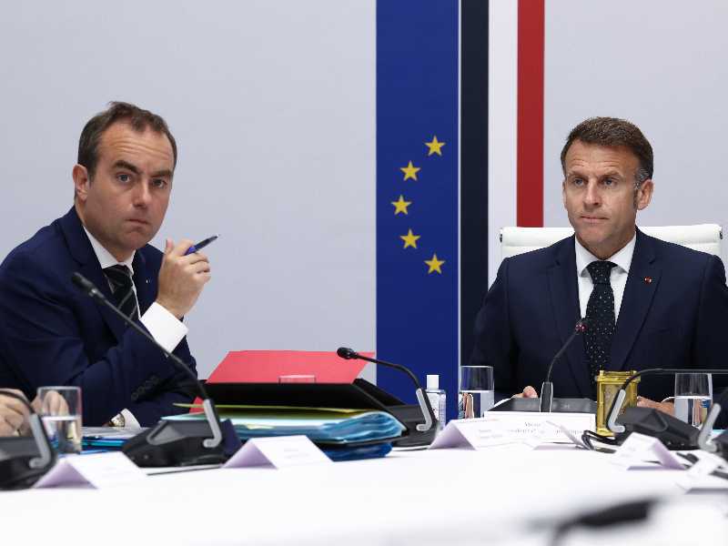Il presidente francese Emmanuel Macron e il primo ministro Sebastien Lecornu. Foto LaPresse