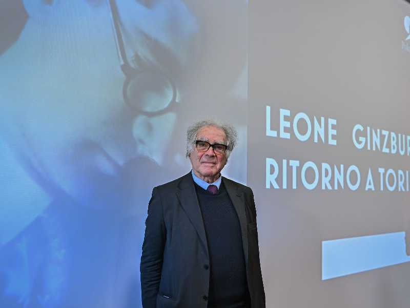 Carlo Ginzburg durante la conferenza stampa in occasione della donazione di lettere, manoscritti e documenti appartenuti a Leone Ginzburg (foto Ansa)