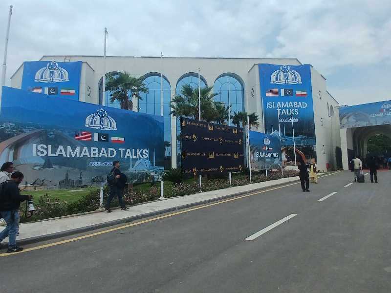 Islamabad, giornalisti arrivano al media center nella sorvegliatissima red zone (Qamar Zaman/picture alliance via Getty Images)