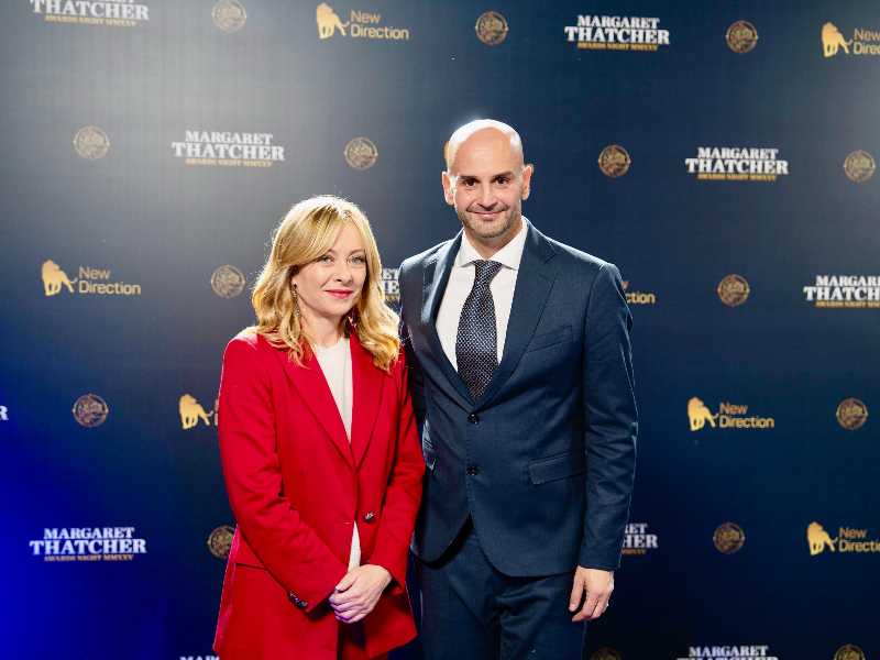 La presidente del Consiglio, Giorgia Meloni, e Nicola Procaccini durante la prima edizione dei Margaret Thatcher Awards, evento organizzato all'Acquario Romano dalla fondazione New Direction, il think tank dei dei Conservatori europei (Ecr), Roma, 11dicembre 2025.  ANSA/FILIPPO ATTILI-US PALAZZO CHIGI +++FOTO DIFFUSA DALL'UFFICIO STAMPA - USARE SOLO PER ILLUSTRARE OGGI LA NOTIZIA INDICATA NEL TITOLO - NON ARCHIVIARE - NON VENDERE - NON USARE PER FINI NON GIORNALISTICI - NPK+++
