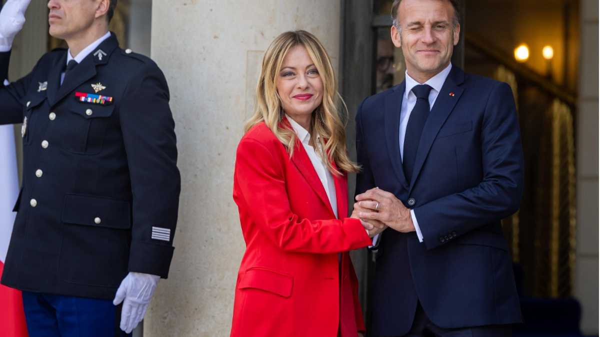 Immagine di La tregua di Meloni. Sente Macron e vola a Parigi in cerca di una soluzione per Hormuz