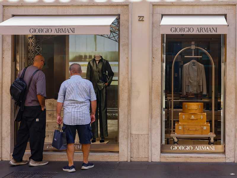 Il negozio Giorgio Armani in via Condotti, Roma. Foto Ansa